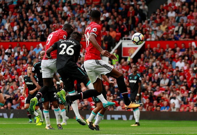 Hậu vệ West Ham trả giá vì coi thường Lukaku ảnh 2 Hau ve West Ham tra gia vi coi thuong Lukaku anh 2