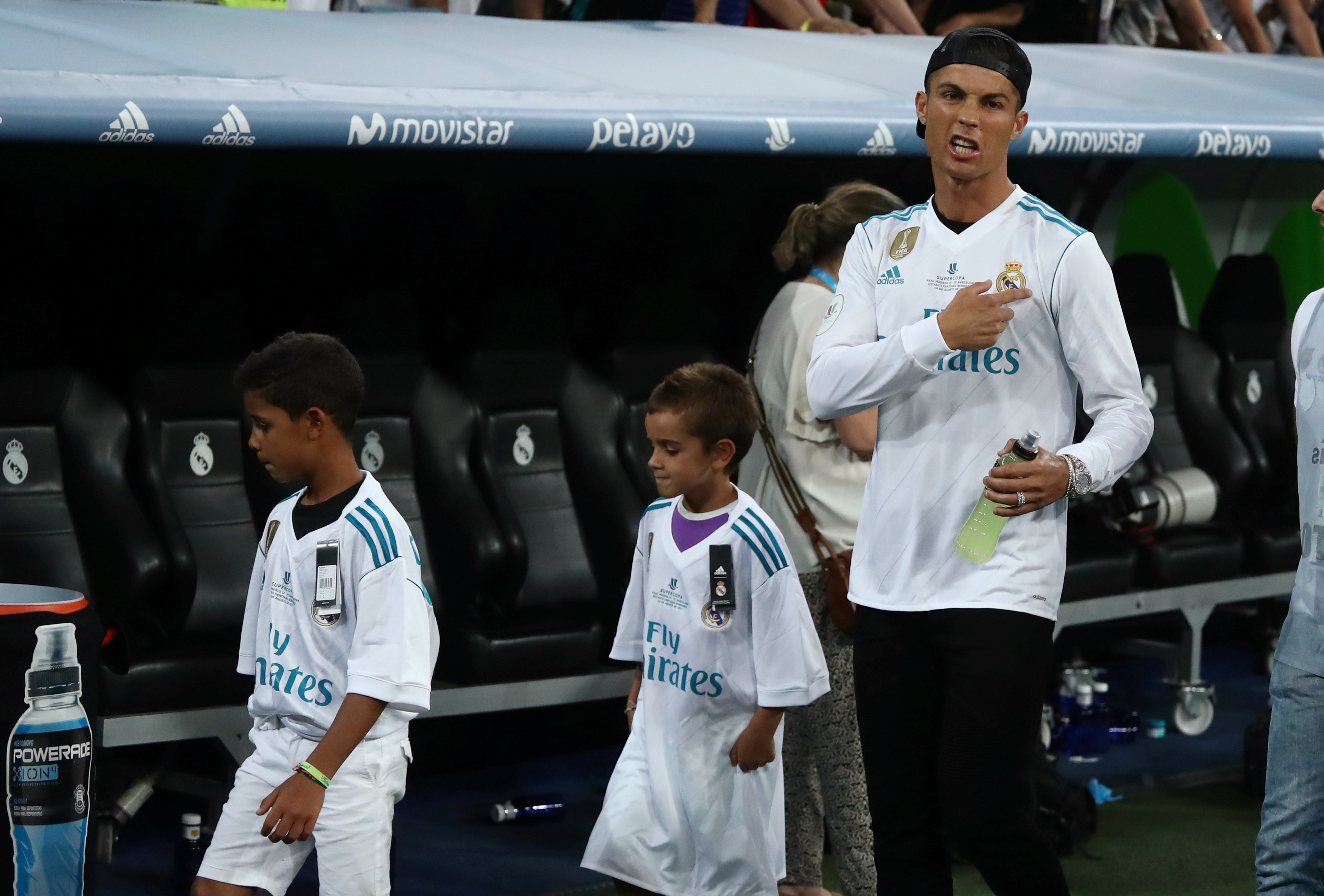 Ronaldo thay ao xuong an mung sieu cup cung dong d anh 3