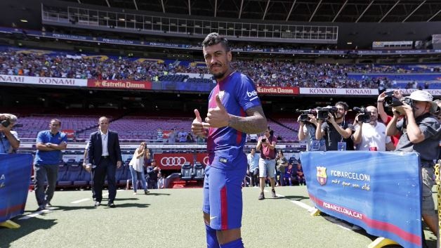 Paulinho gia nhap Barca anh 1