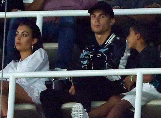 Ronaldo cung ban gai xem Real danh bai Barca tu khan dai hinh anh