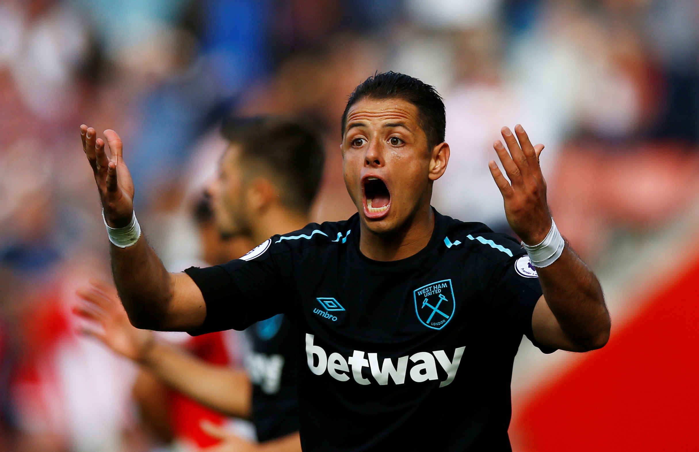 Chicharito lap cu dup, West Ham van thua Southampton o phut cuoi hinh anh