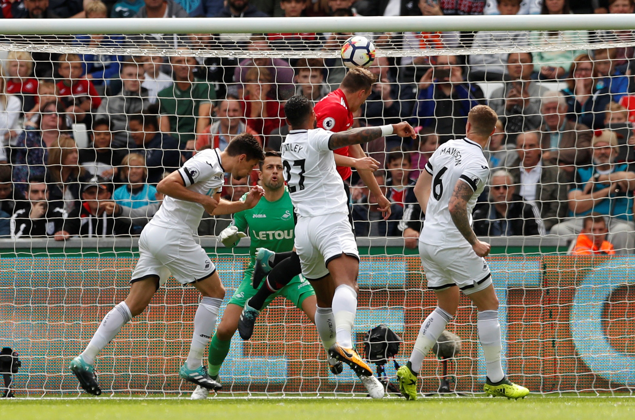 Bailly ghi ban giup MU thang Swansea anh 4