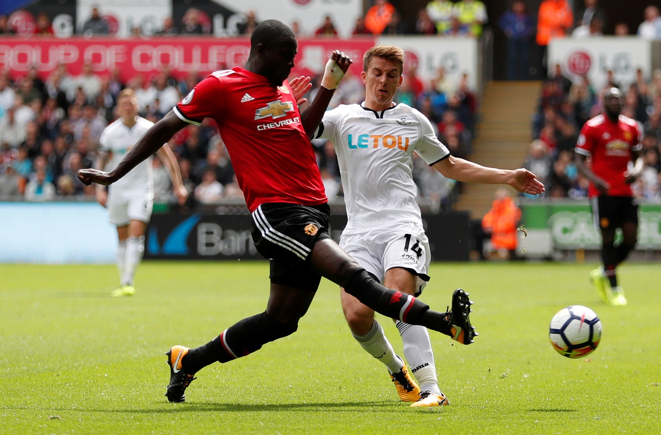 Bailly ghi ban giup MU thang Swansea anh 5