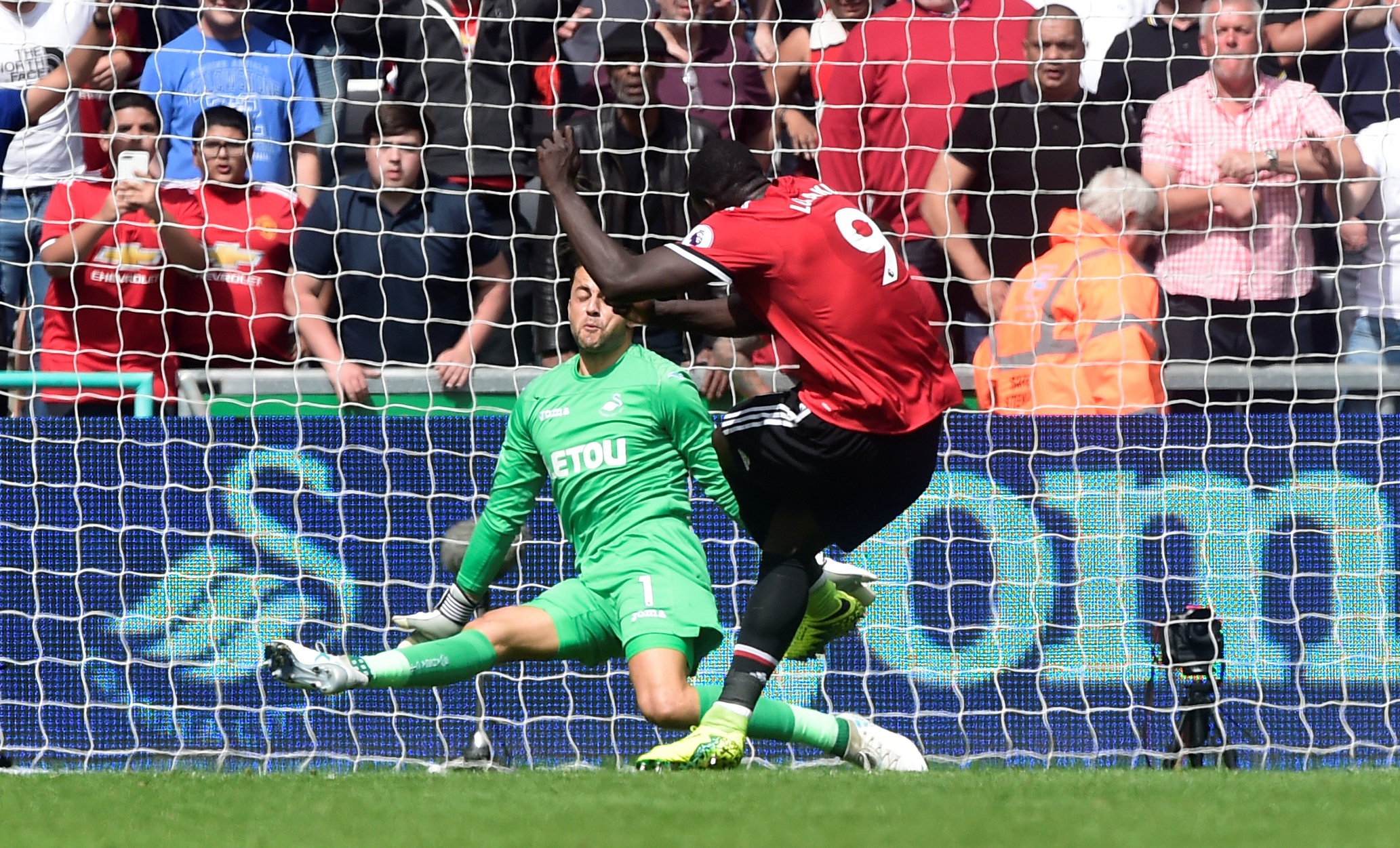 Bailly ghi ban giup MU thang Swansea anh 8