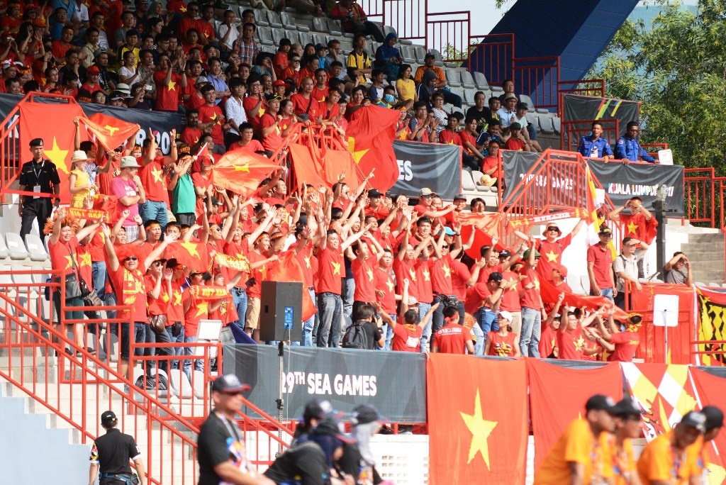 CĐV Việt Nam phủ đỏ khán đài ảnh 1 CDV Viet Nam phu do khan dai anh 1