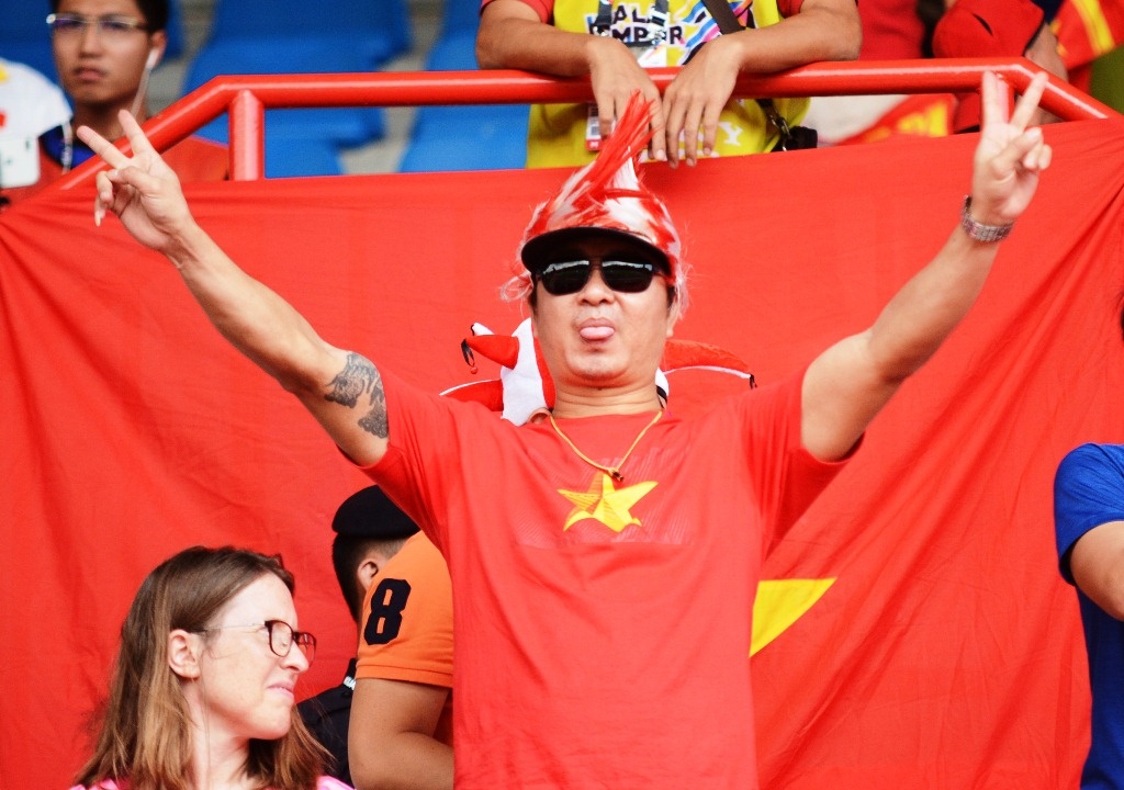 CĐV Việt Nam phủ đỏ khán đài ảnh 2 CDV Viet Nam phu do khan dai anh 2