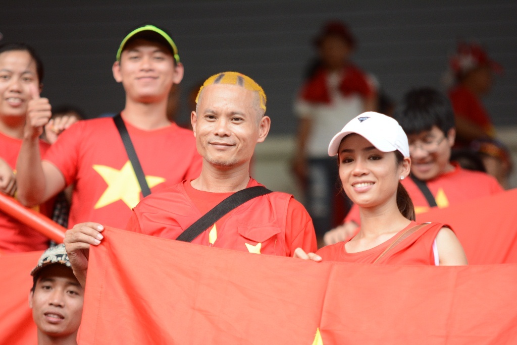CĐV Việt Nam phủ đỏ khán đài ảnh 3 CDV Viet Nam phu do khan dai anh 3