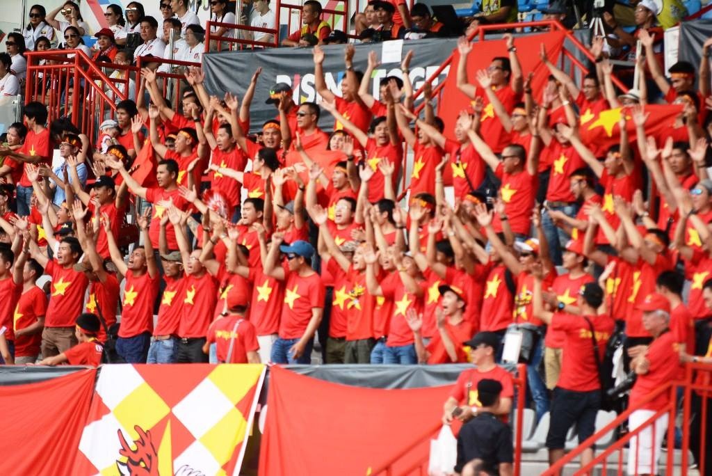 CĐV Việt Nam phủ đỏ khán đài ảnh 6 CDV Viet Nam phu do khan dai anh 6