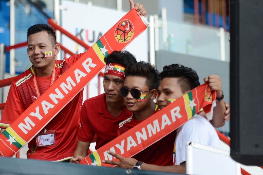 CĐV Việt Nam phủ đỏ khán đài ảnh 8 CDV Viet Nam phu do khan dai anh 8