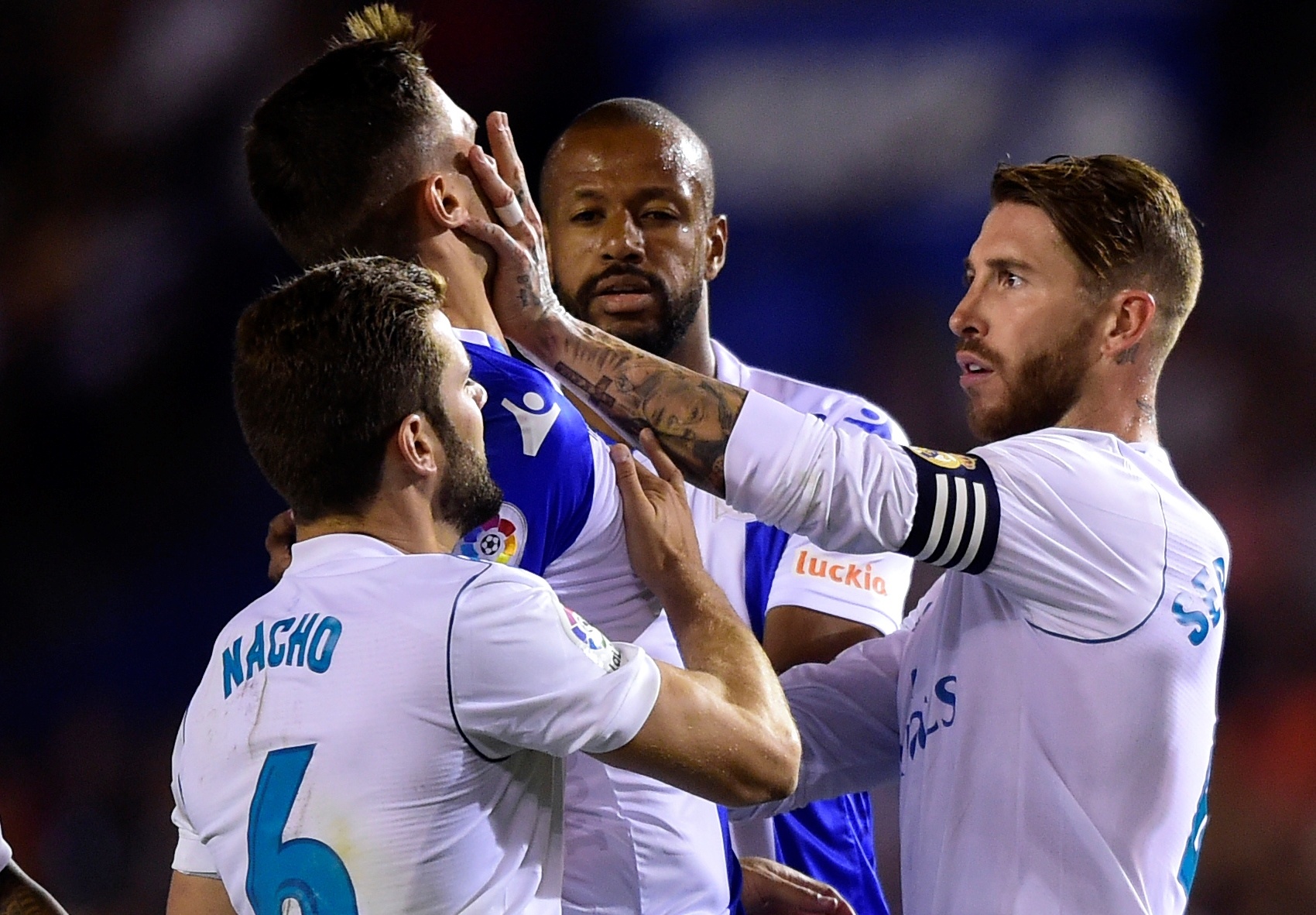 Tinh huong nhan the do cua Ramos o ngay tran mo man La Liga hinh anh