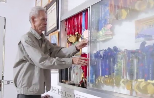 Ong ba noi Anh Vien: 'Nho thuong no ma chi biet gap tren tivi' hinh anh