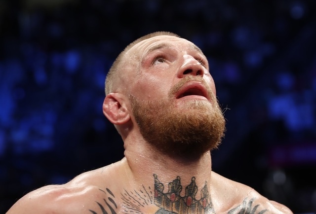 Floyd Mayweather vs Conor McGregor: 'Ga dien' bi knock-out hinh anh
