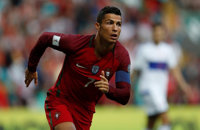 Ronaldo lap hat-trick, Bo Dao Nha thang dam tai vong loai World Cup hinh anh