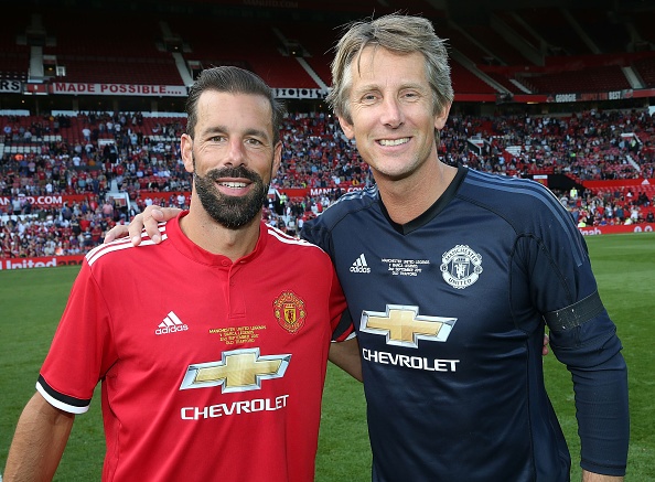 Van Nistelrooy toa sang, huyen thoai MU ha guc doi ngoi sao Barca hinh anh