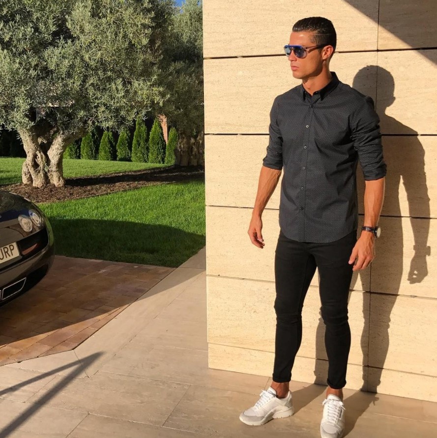 Ronaldo tạo dáng bên xế hộp thể thao ảnh 3 Ronaldo tao dang ben xe hop the thao anh 3
