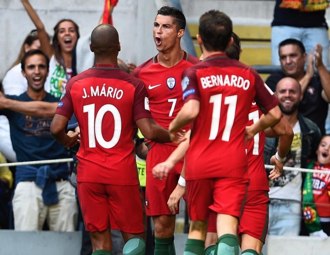 Ronaldo tạo dáng bên xế hộp thể thao ảnh 5 Ronaldo tao dang ben xe hop the thao anh 5