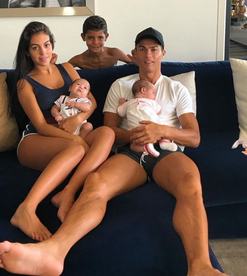 Ronaldo tạo dáng bên xế hộp thể thao ảnh 6 Ronaldo tao dang ben xe hop the thao anh 6