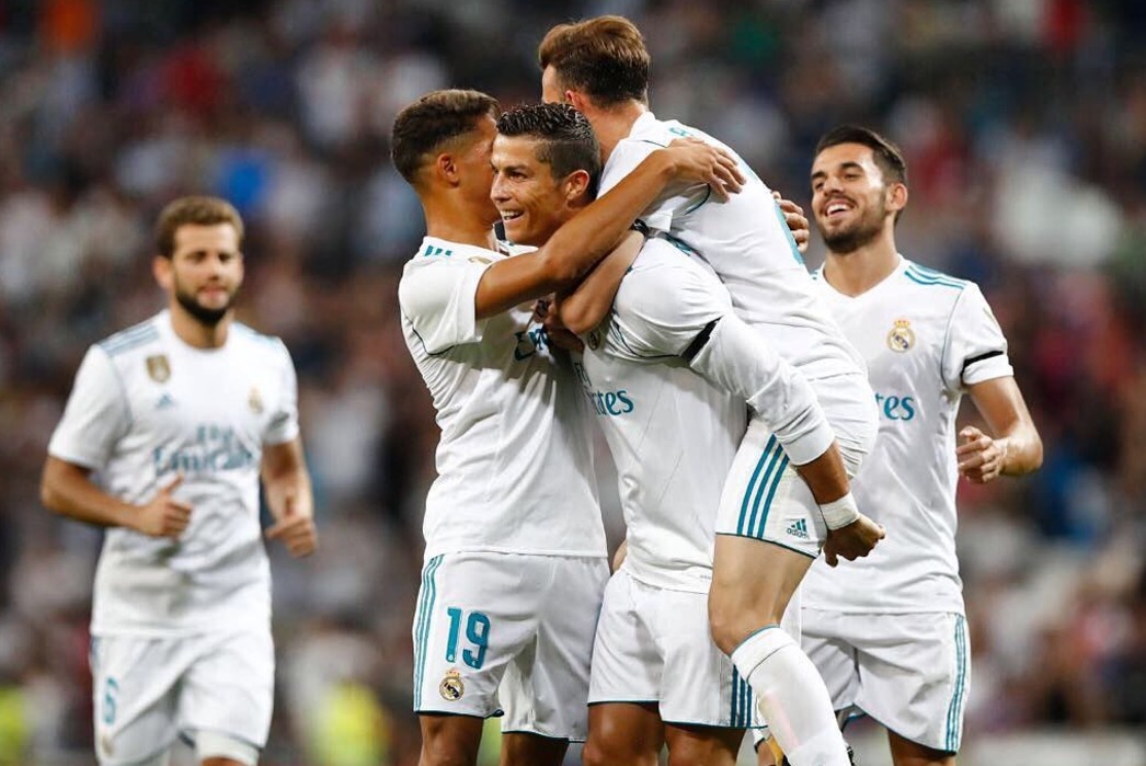 Ronaldo tạo dáng bên xế hộp thể thao ảnh 9 Ronaldo tao dang ben xe hop the thao anh 9