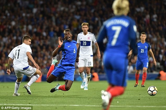 Pogba đổi kiểu tóc trước thềm đại chiến Stoke City ảnh 6 Pogba doi kieu toc truoc them dai chien Stoke City anh 6