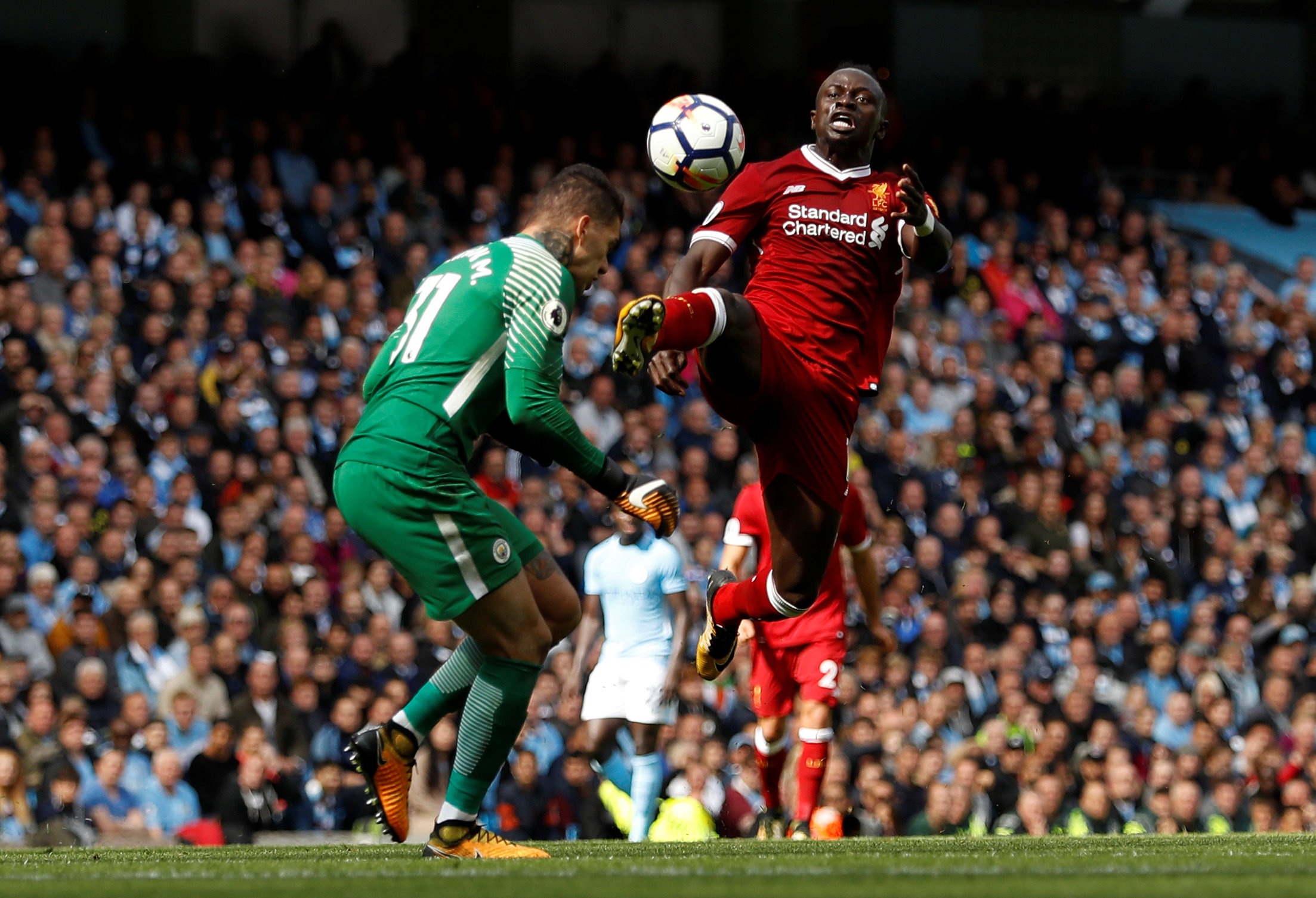 Мане манчестер сити. Ederson Moraes vs Mane. Mane Kicks Sane. Sadio Mane bolaligi.