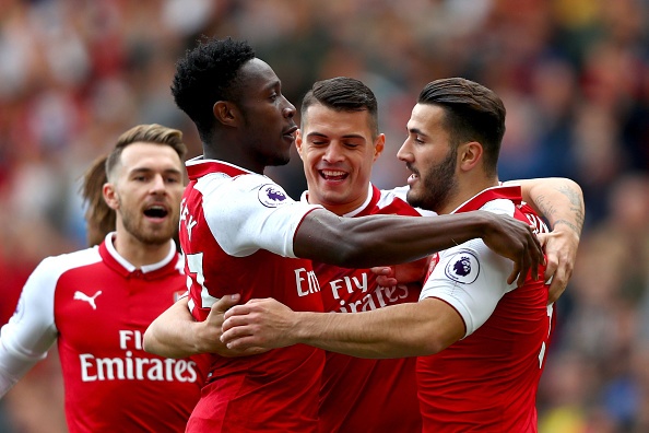 Welbeck lap cu dup dua Arsenal tim lai niem vui chien thang hinh anh