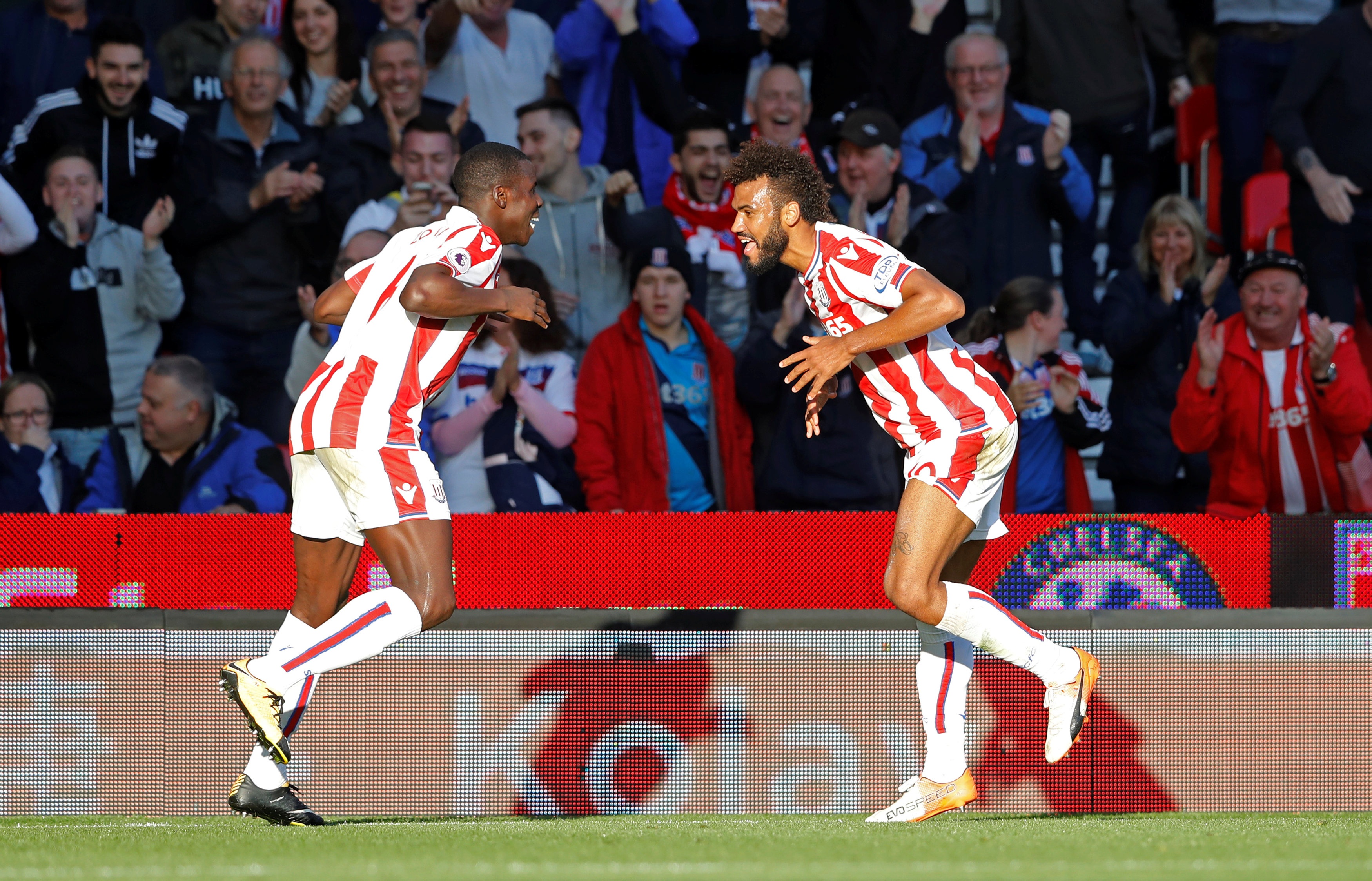 Lukaku lap ky luc trong ngay Man Utd bi chia diem anh 5