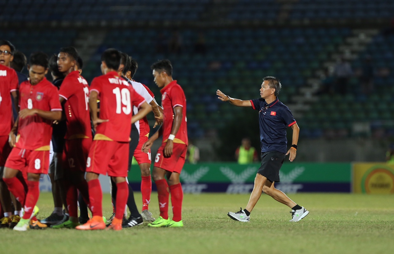 HLV Hoang Anh Tuan lao vao san ngan U18 Viet Nam gay go voi Myanmar hinh anh