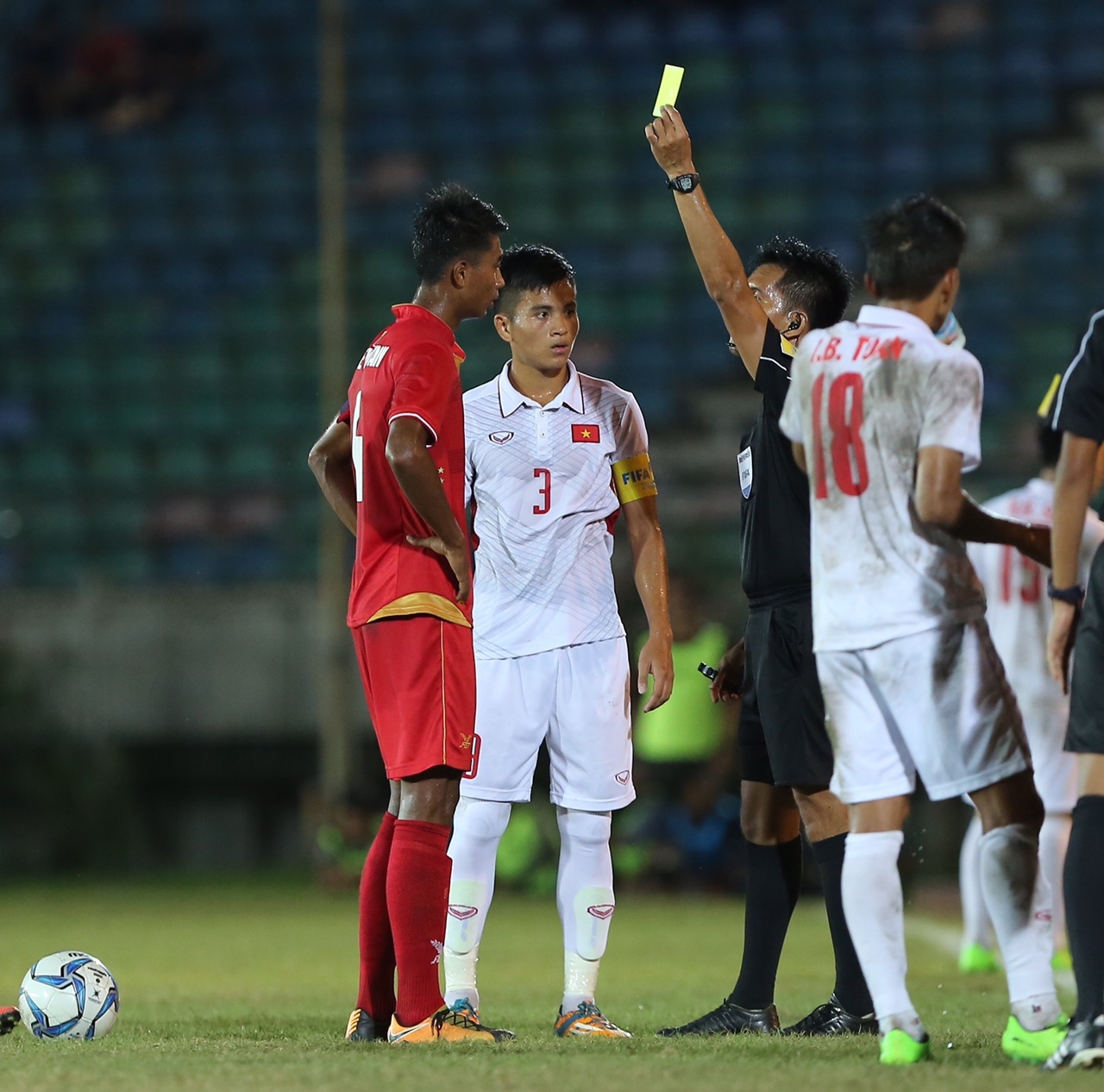 HLV Hoàng Anh Tuấn lao vào sân ảnh 3 HLV Hoang Anh Tuan lao vao san anh 3