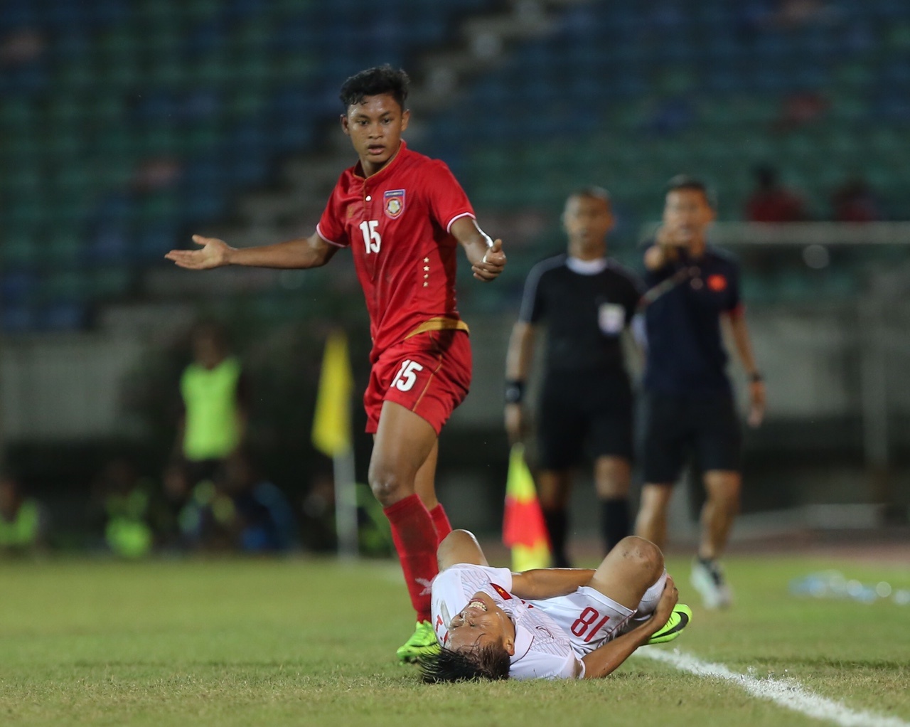 HLV Hoàng Anh Tuấn lao vào sân ảnh 2 HLV Hoang Anh Tuan lao vao san anh 2