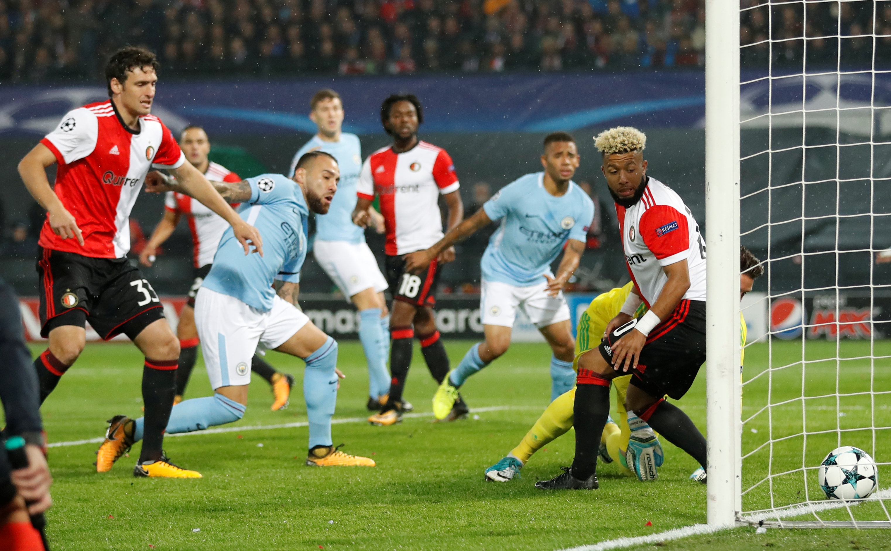 Man City thang tung bung Feyenoord anh 2