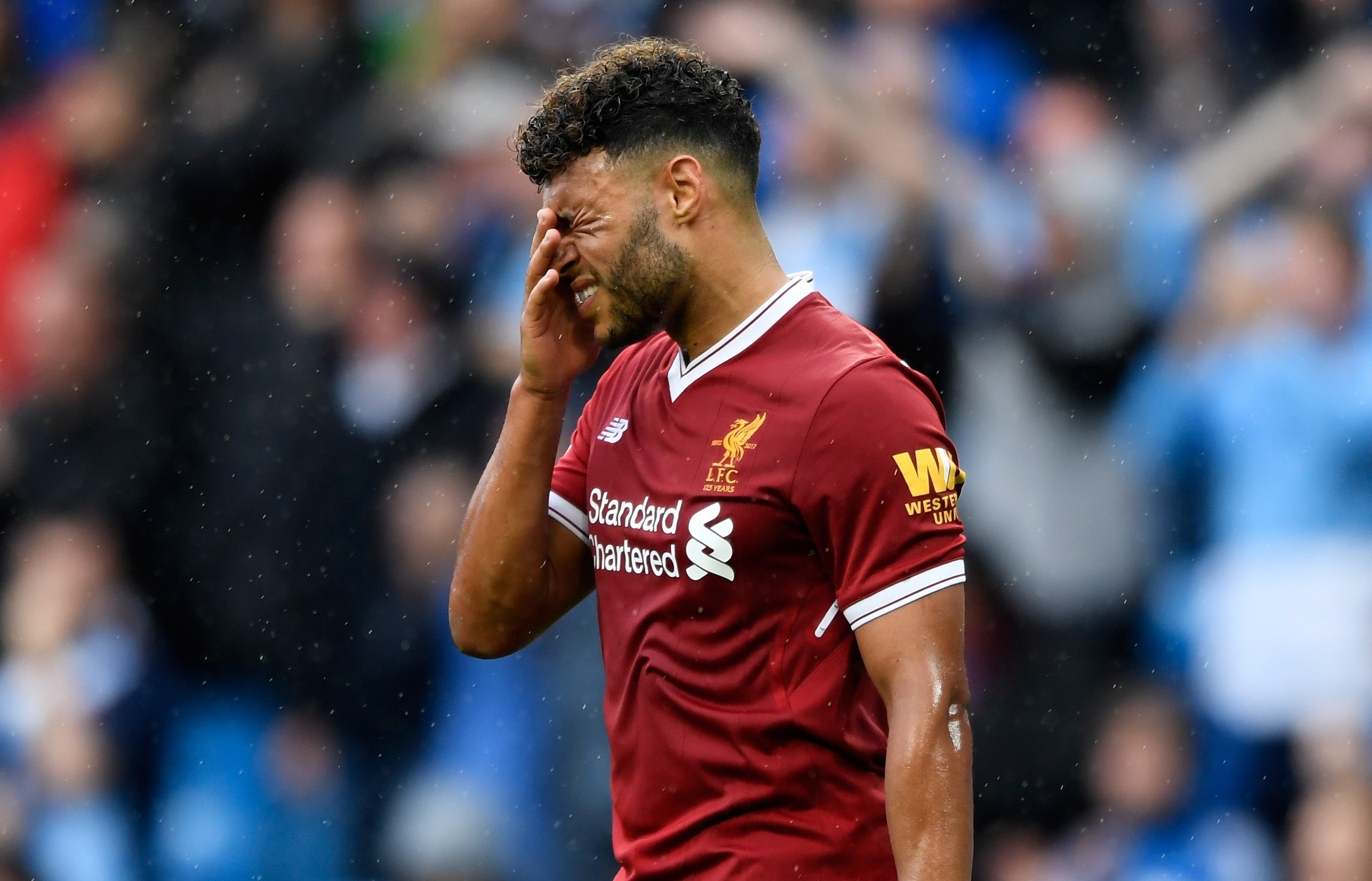 Van den tiep tuc deo bam Chamberlain va Liverpool hinh anh