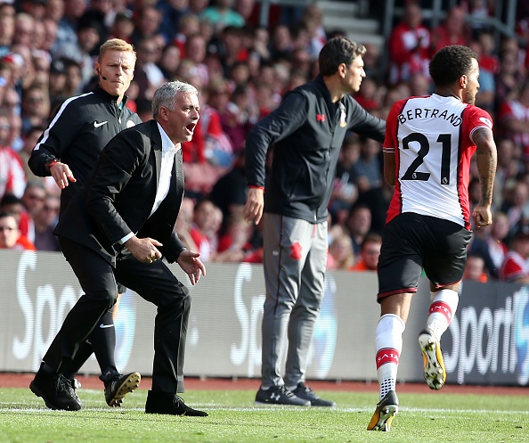 Mourinho cố tình chịu phạt để câu giờ ảnh 1 Mourinho co tinh chiu phat de cau gio anh 1