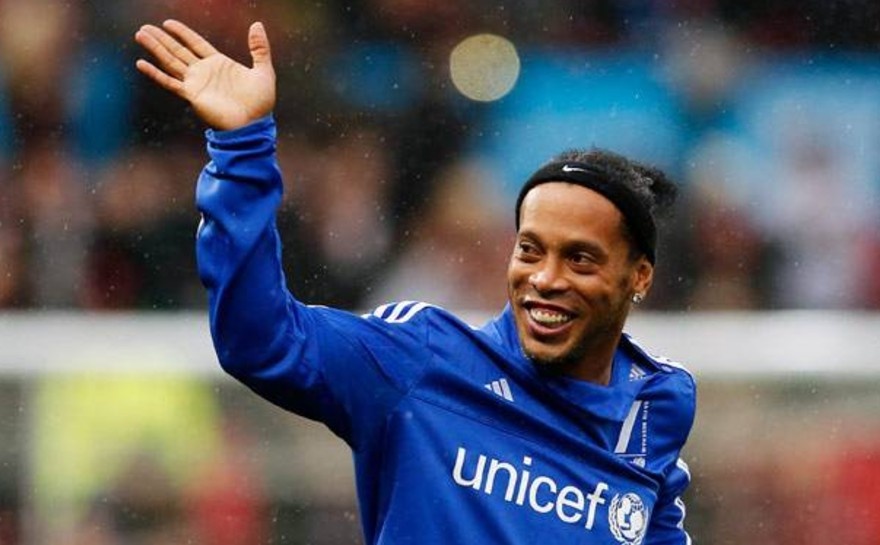 Ronaldinho lap cu dup dang cap tai Premier Futsal hinh anh