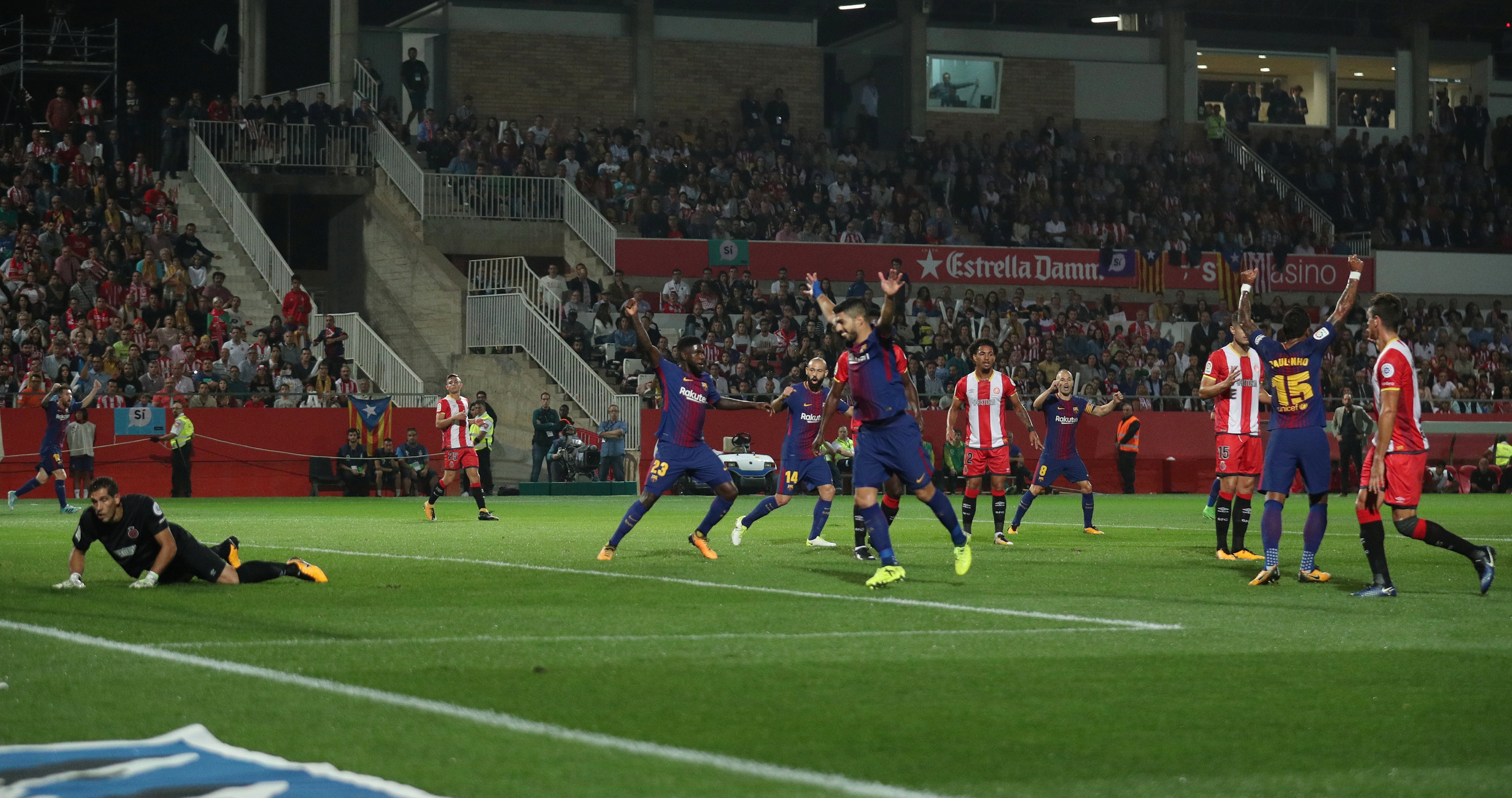 Barca thang tran thu 6 lien tiep anh 2