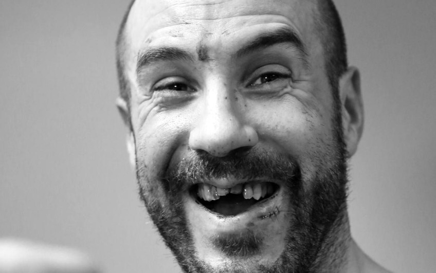 Sieu sao WWE gay 2 rang cua vi bieu dien qua sung hinh anh