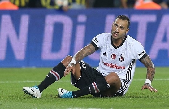 Tran derby Istanbul nong bong voi 12 the vang, 5 the do hinh anh