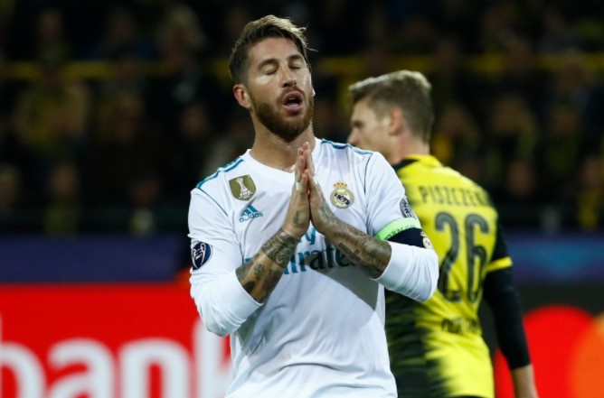 Trong tai bo qua tinh huong bong cham tay cua Ramos hinh anh