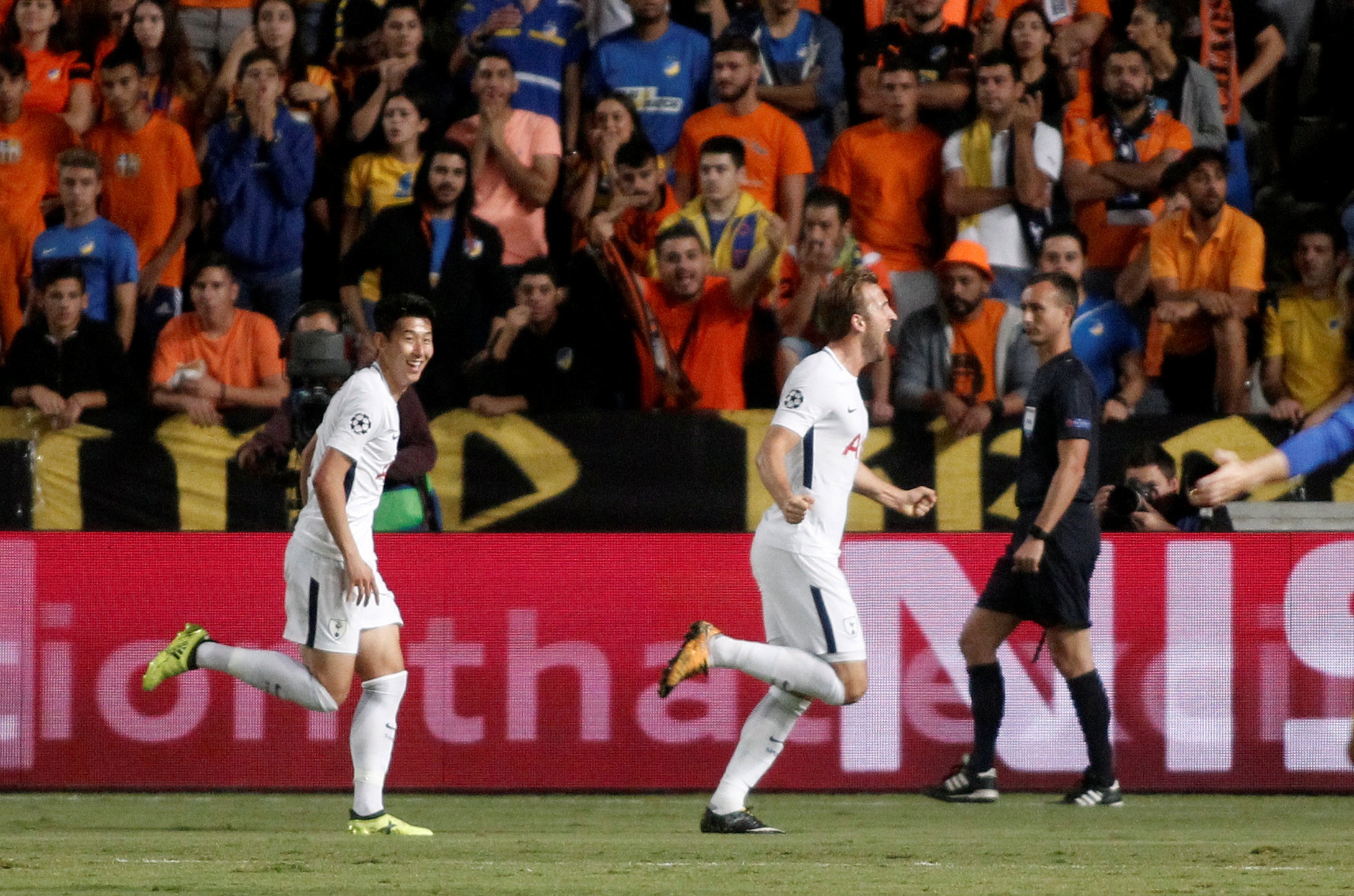 Harry Kane lap hat-trick anh 6