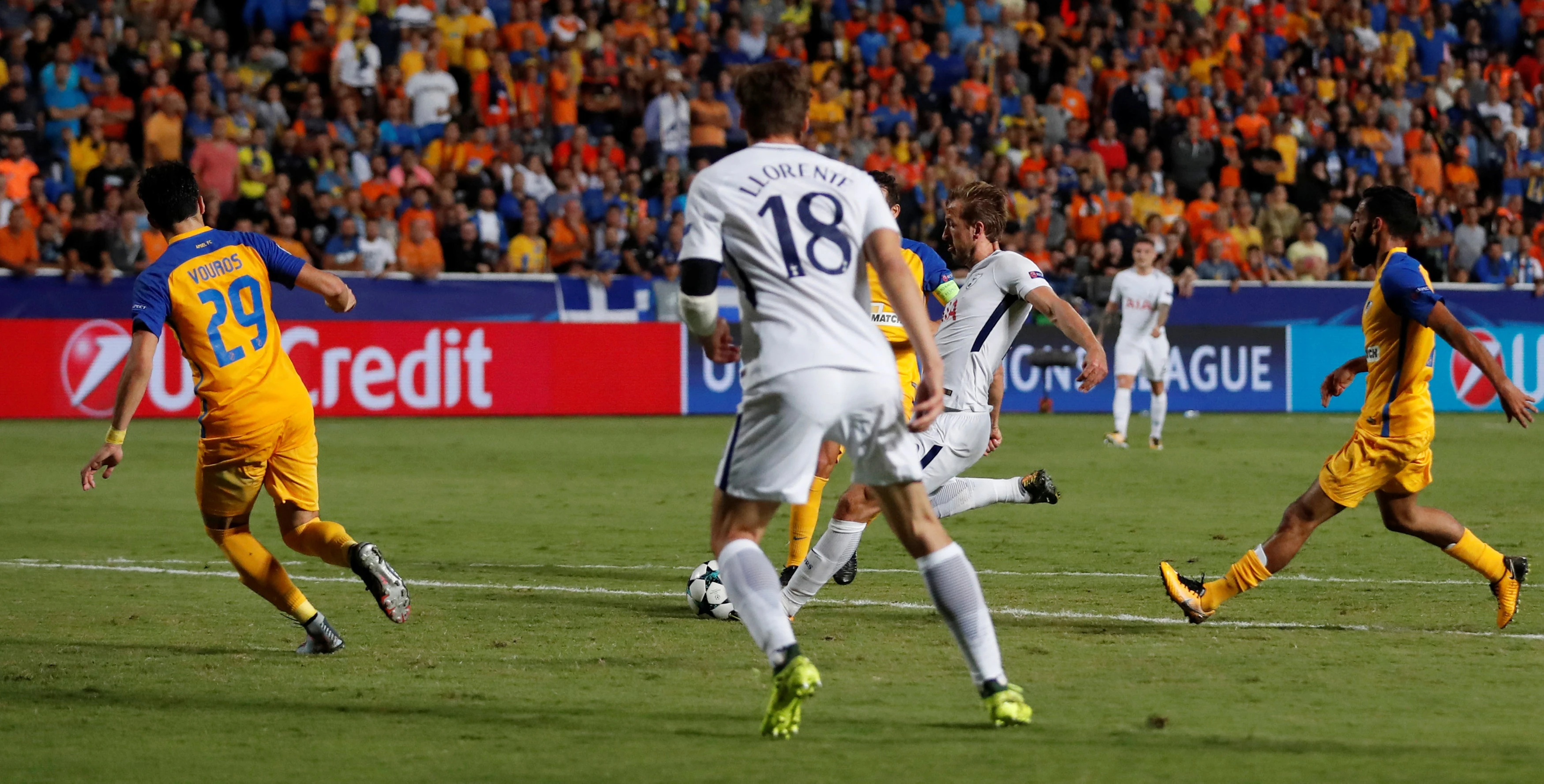 Harry Kane lap hat-trick anh 4