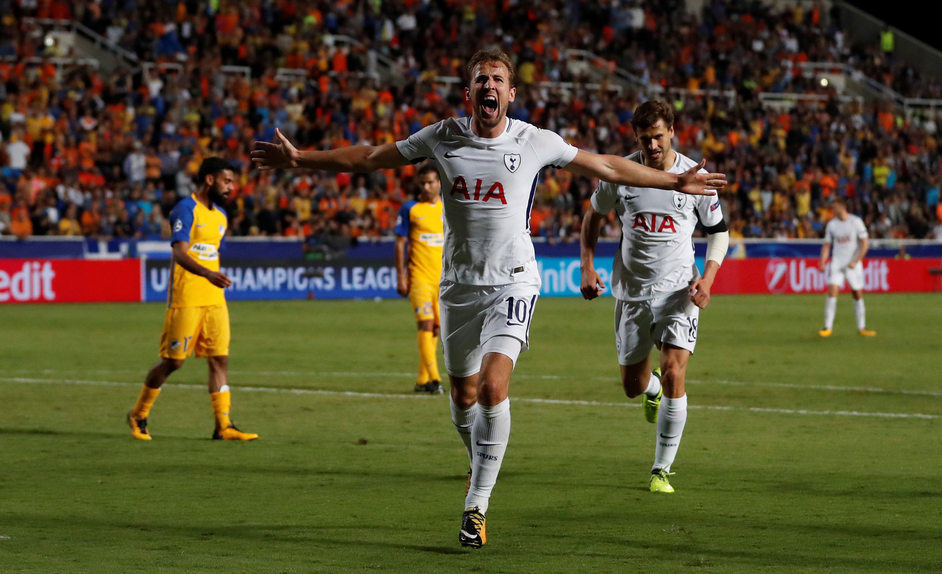 Harry Kane lap hat-trick anh 7