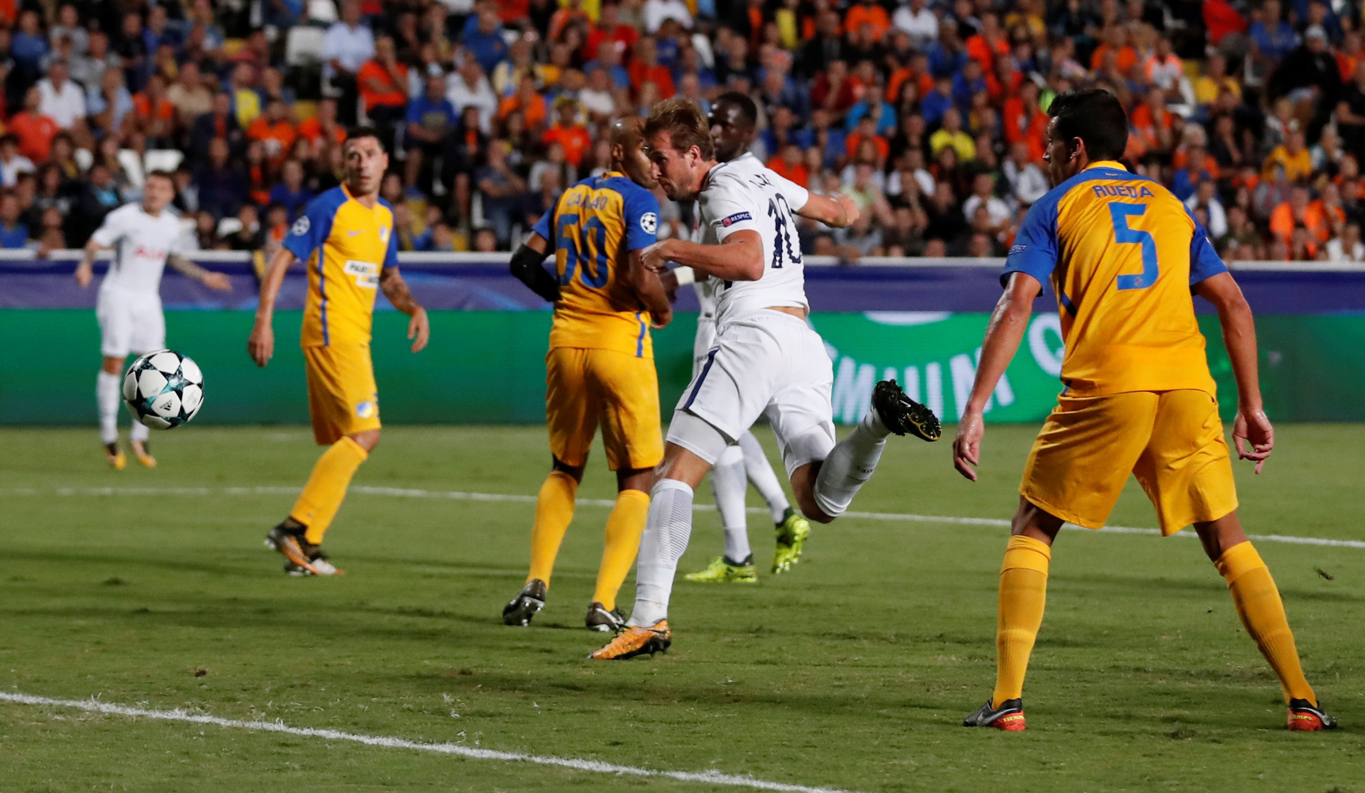 Harry Kane lap hat-trick anh 5