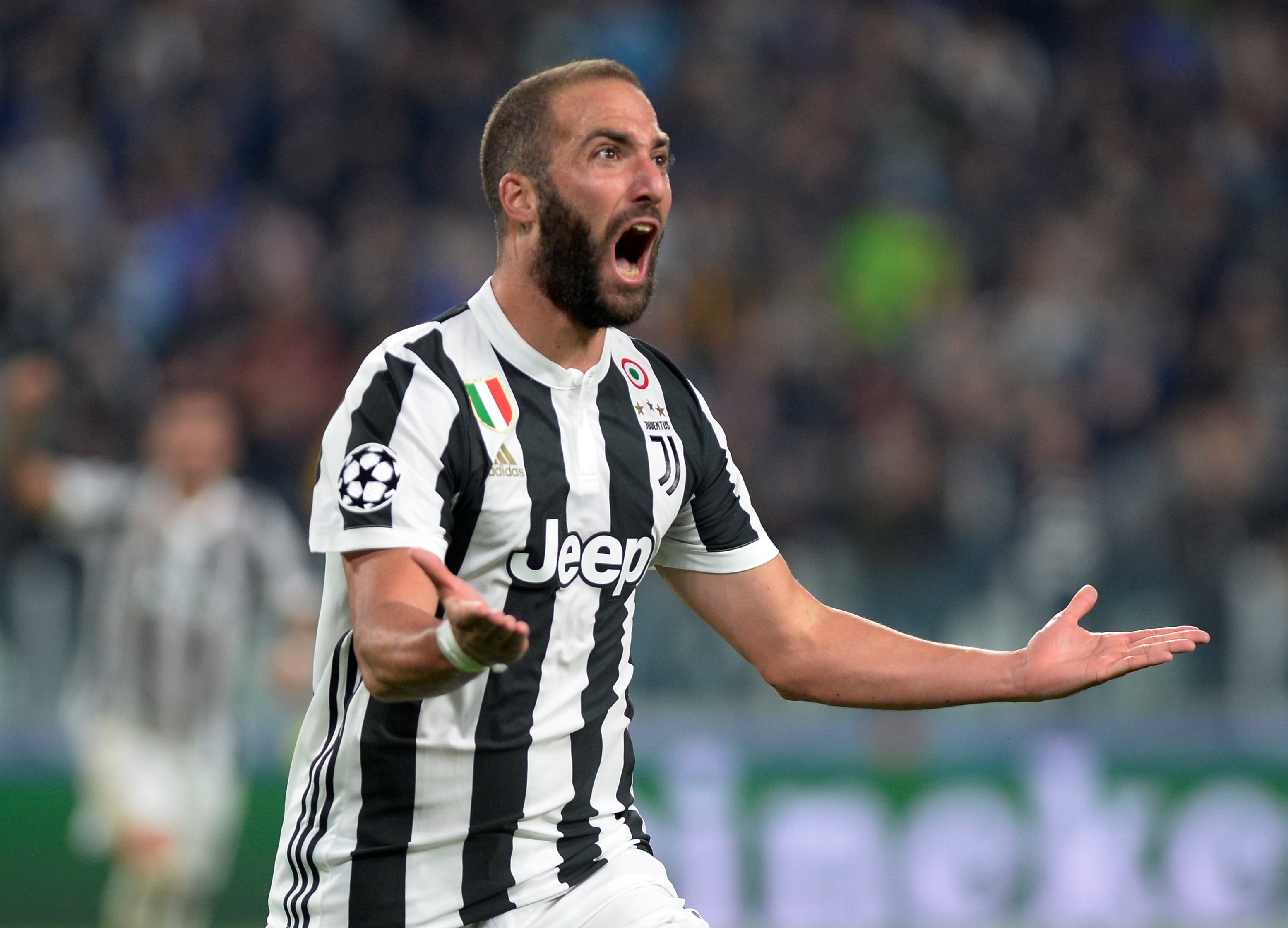 Higuain len tieng, Juventus tim lai niem vui chien thang o cup chau Au hinh anh