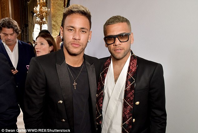 Neymar trổ tài catwalk ở tuần lễ thời trang ảnh 2 Neymar tro tai catwalk o tuan le thoi trang anh 2