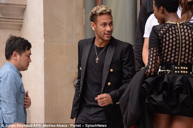 Neymar trổ tài catwalk ở tuần lễ thời trang ảnh 3 Neymar tro tai catwalk o tuan le thoi trang anh 3