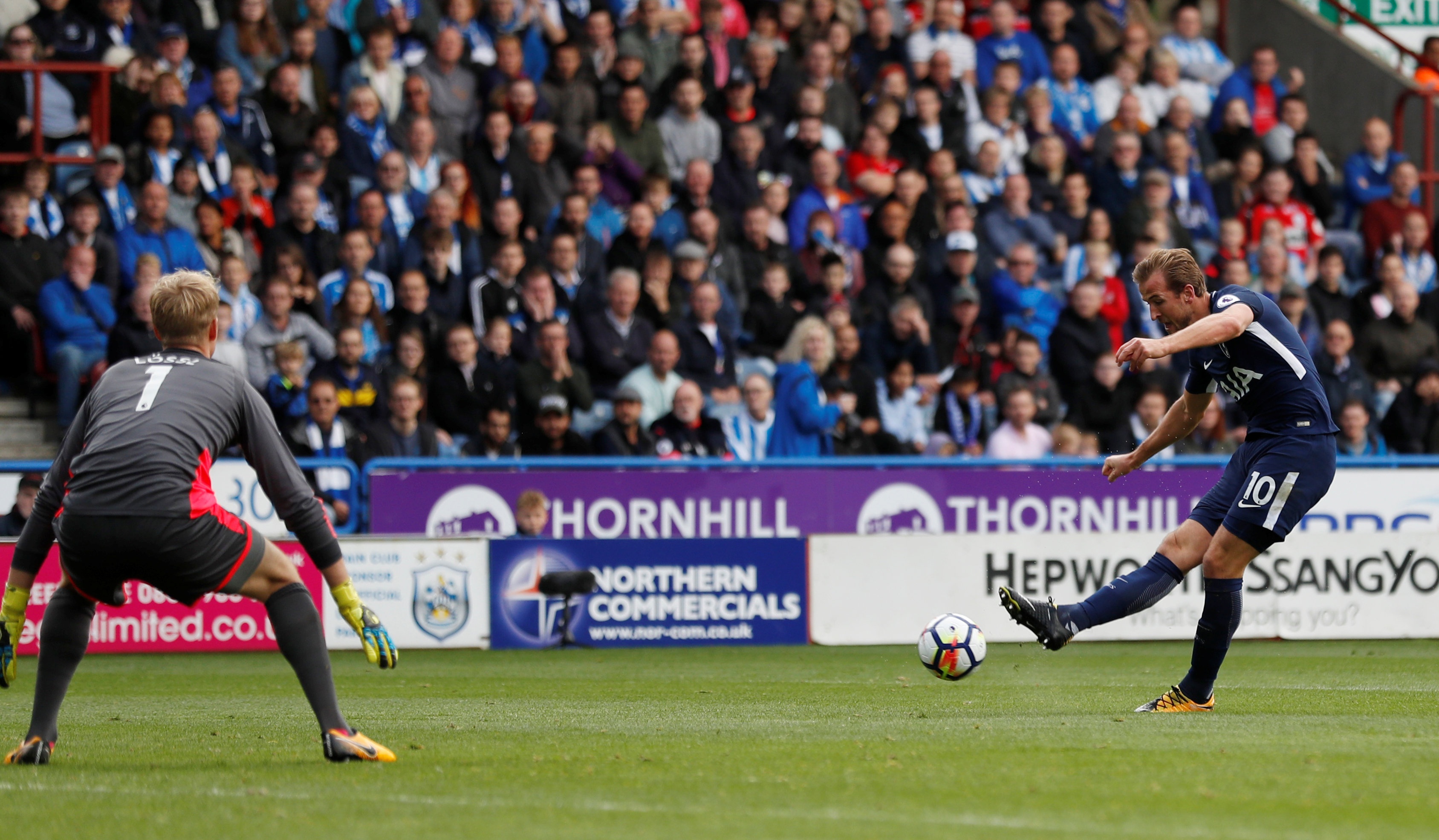 Harry Kane ghi ban bang Cristiano Ronaldo anh 2