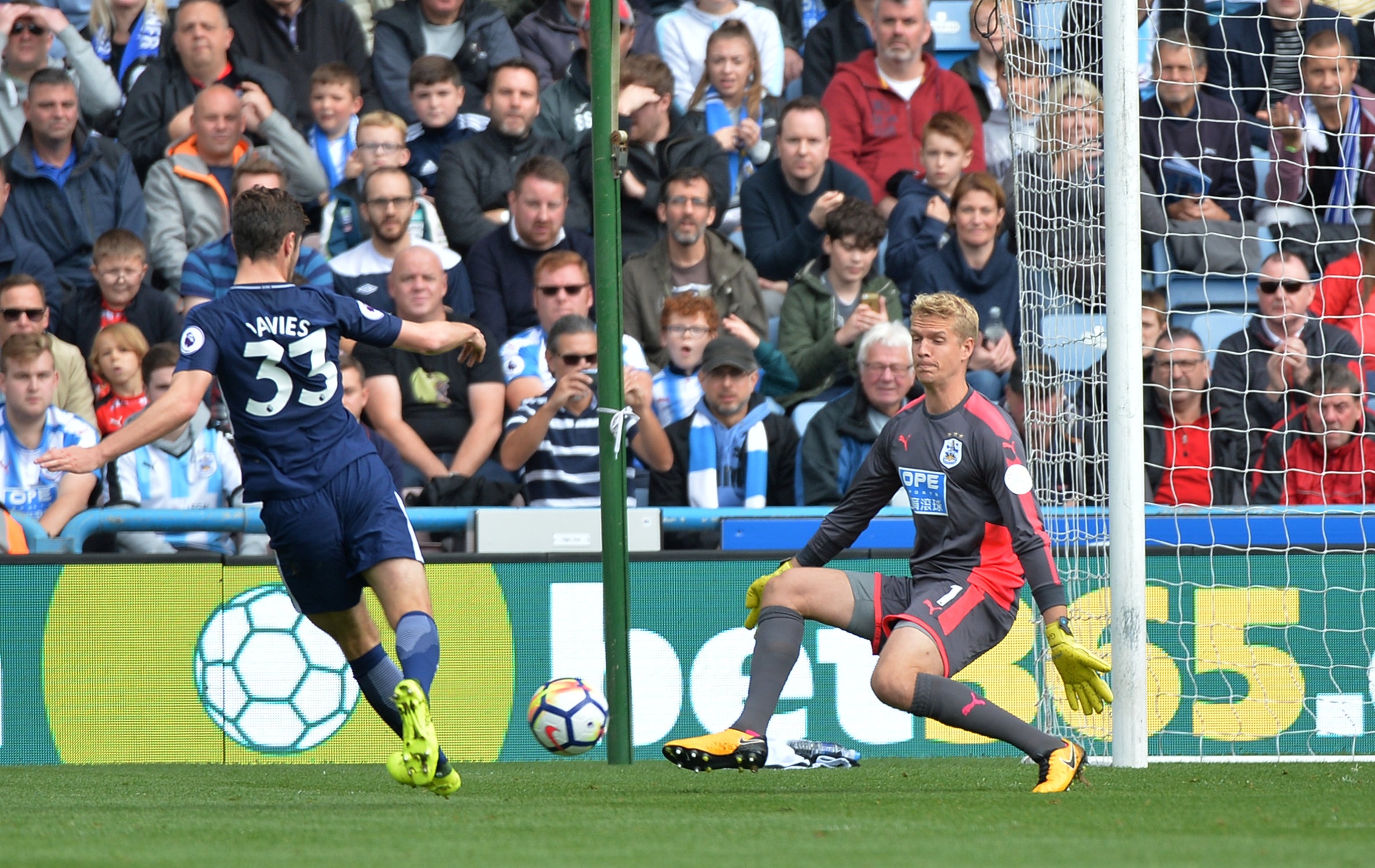 Harry Kane ghi ban bang Cristiano Ronaldo anh 4