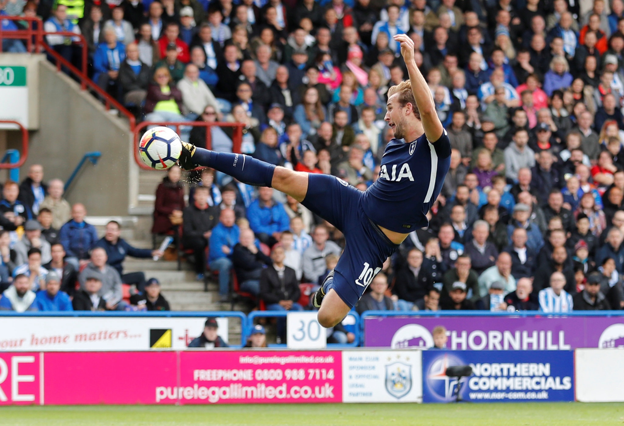 Harry Kane ghi ban bang Cristiano Ronaldo anh 8