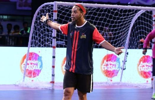 Ronaldinho gian doi bo tran vi thua doi Ryan Giggs hinh anh