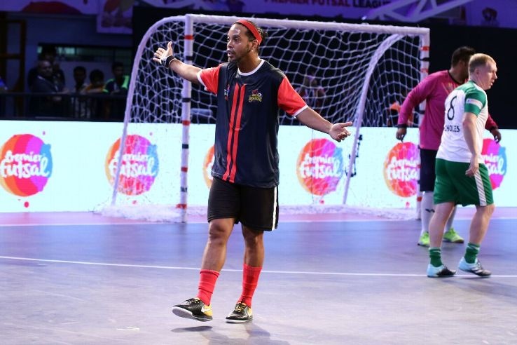 Ronaldinho giận dỗi bỏ trận ảnh 1 Ronaldinho gian doi bo tran anh 1