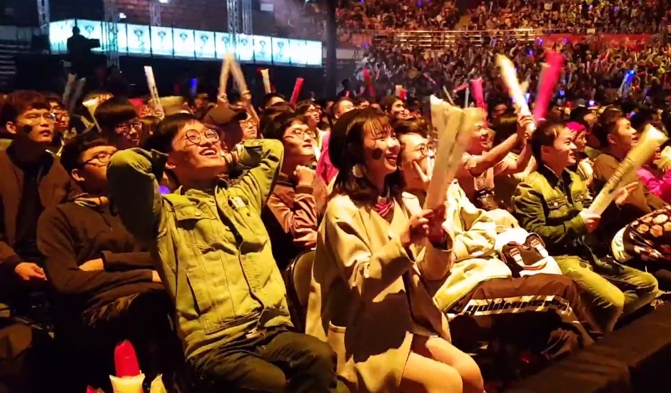 Khan gia Trung Quoc ho vang GAM khi doi tuyen Viet Nam de bep Fnatic hinh anh